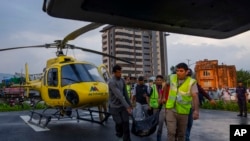 Jenazah korban kecelakaan helikopter dibawa keluar dari helikopter di Kathmandu, Nepal, 11 Juli 2023. Lima orang turis Meksiko dan seorang pilot Nepal tewas saat jatuh di dekat Gunung Everest di wilayah Nepal.