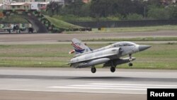 ILUSTRASI - Pesawat Mirage 2000-5 Angkatan Udara Taiwan mendarat di Pangkalan Udara Hsinchu di Hsinchu, Taiwan 9 April 2023. (REUTERS/I-Hwa-Cheng)