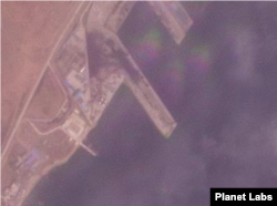 북한 라진항의 '러시아 전용' 부두 일대를 촬영한 18일 자 위성사진에서 나흘 전보다 더 많은 석탄이 포착됐다. 사진=Planet Labs