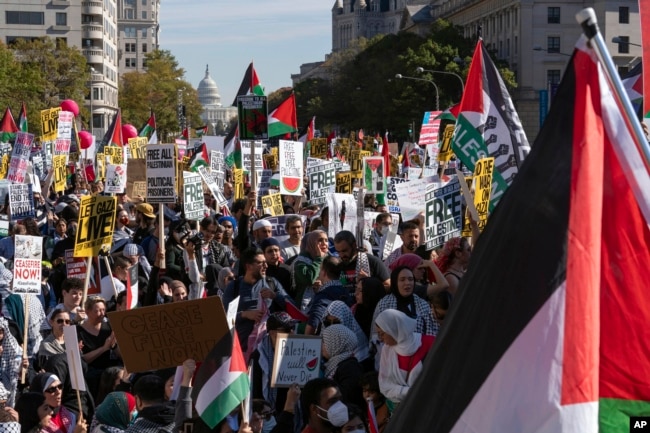 Con el Capitolio de Estados Unidos al fondo, miles de manifestantes marcharon durante una manifestación pro palestina en Freedom Plaza en Washington, el sábado 4 de noviembre de 2023. (Foto AP/José Luis Magaña)