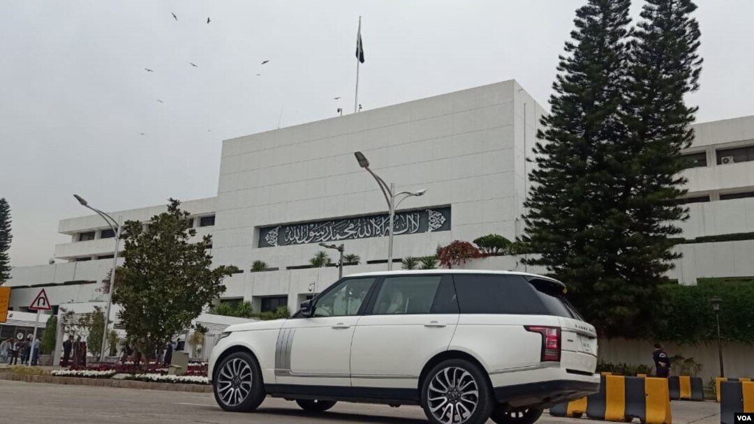 مذاکراتو د شروع کېدو نه مخکې فواد چودهري په ټوېټر ویلي وو چې دوی ته د ماښام شپږ بجې د خبرو دپاره بلنه ورکړی شوې ده