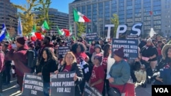 Cientos de personas llegaron hasta el parque Franklin, en Washington, e irán hasta la Casa Blanca donde exigirán al presidente Joe Biden extender protecciones laborales a los inmigrantes indocumentados en EEU. [Foto: Salomé Ramírez, VOA]