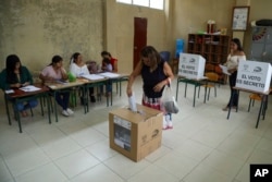 Una votante emite su voto durante el referéndum propuesto por el presidente Daniel Noboa para respaldar nuevas medidas de seguridad destinadas a combatir las bandas criminales que alimentan la escalada de violencia, en Olón, Ecuador, el domingo 21 de abril de 2024.