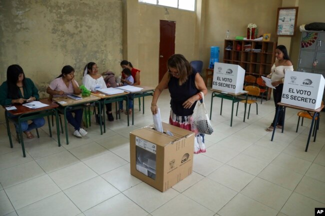 Una votante emite su voto durante el referéndum propuesto por el presidente Daniel Noboa para respaldar nuevas medidas de seguridad destinadas a combatir las bandas criminales que alimentan la escalada de violencia, en Olón, Ecuador, el domingo 21 de abril de 2024.