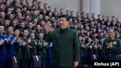 中國領導人習近平在春節前會見駐紮在天津的軍隊官員。（2024年2月2日）