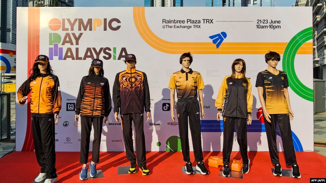 Baju-baju yang akan dikenakan oleh para atlet Malaysia di Olimpiade Paris, dipamerkan dalam sebuah acara di Kuala Lumpur, 23 Juni 2024. Baju kontingen Malaysia itu mendapat kecaman para fans. (Foto: AFP)