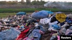 Gana'da, Batılı ülkelerin tekstil atıklarının toplandığı bir çöplük alanı