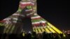 Azadi (Sloboda) toranj sa slikama pokojnog vrhovnog vođe ajatolaha Ruholaha Homeinija i iranskim zastavama na ceremoniji povodom 45 godina od završetka Islamske revolucije, Teheran, 10. februar 2024.
