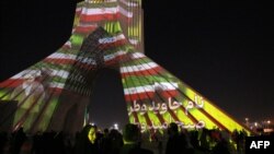 Azadi (Sloboda) toranj sa slikama pokojnog vrhovnog vođe ajatolaha Ruholaha Homeinija i iranskim zastavama na ceremoniji povodom 45 godina od završetka Islamske revolucije, Teheran, 10. februar 2024.