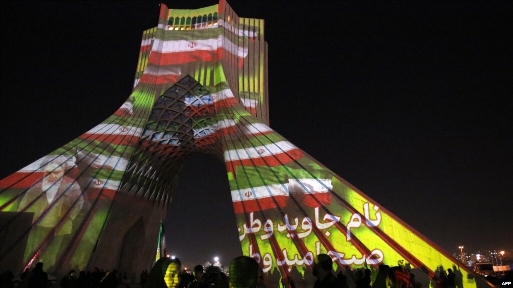 Azadi (Özgürlük) Kulesi, 10 Şubat 2024'te Tahran'da İslam Devrimi'nin 45. yıldönümü anma töreni sırasında İran'ın merhum dini lideri Ayetullah Ruhollah Humeyni'nin resimleri ve İran ulusal bayrağıyla aydınlatıldı.