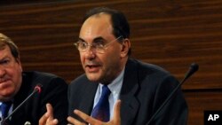 Alejandro Vidal-Quadras, de 78 años, es fundador del partido de extrema derecha Vox. En la foto, tomada el 27 de enero de 2009, habla a los medios en el Parlamento Europeo, en Bruselas.