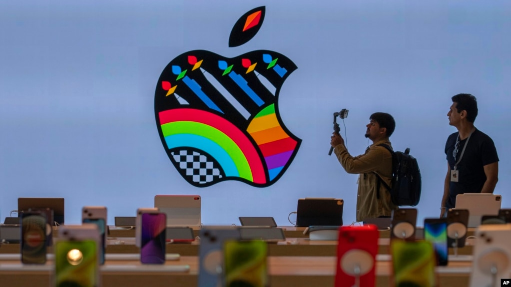 2023 年 4 月 17 日，在印度孟买举行的印度第一家 Apple Store 零售店新闻发布会上展示的 iPhone。(photo:VOA)