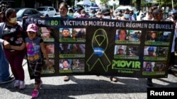 Un cartel denuncia "más de 80 víctimas durante el régimen de Bukele", en una protesta para exigir la liberación de familiares detenidos durante el estado de emergencia del gobierno para frenar la violencia de las pandillas, en San Salvador, El Salvador, 16 de noviembre de 2022.