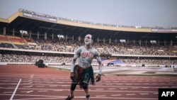 Un danseur divertit le public au Stade des Martyrs à Kinshasa le 28 juillet 2023