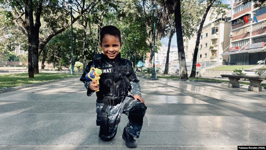 Madre cuenta que su hijo quiere ser policía cuando sea grande y por eso hoy se viste de funcionario policial.