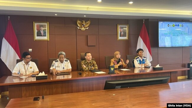 Kasubdit Uji Tipe Ditjen Perhubungan Kementerian Perhubungan Yusuf (kedua dari kiri) memproyeksikan mobil listrik yang akan dipakai mudik oleh masyarakat mencapai 4.000 mobil (ghita intan )