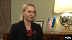 资料照片：美国驻乌克兰大使布里奇特·布林克2024年2月接受美国之音的采访。