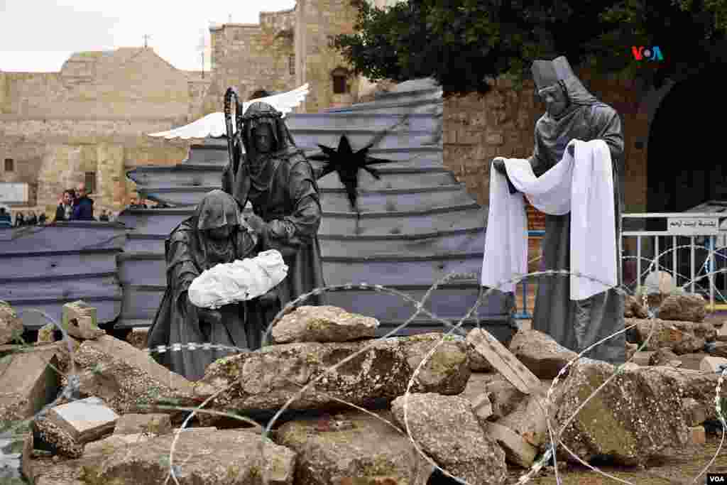 Un pesebre a tamaño natural fue develado el 24 de diciembre en la ciudad de Belén, lugar donde nació Jesús hace más de 2000 años. Obra del artista palestino Tariq Salsa, el pesebre muestra a la virgen María con el niño Jesús y San José, entre rocas y alambres, como homenaje a las víctimas de la guerra en Gaza, que suman ya más de 20.400 fallecidos y 54.000 heridos.