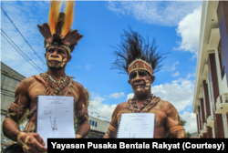 Masyarakat adat Awyu di Boven Digoel, menggugat Dinas Penanaman Modal dan Pelayanan Terpadu Satu Pintu (DPMPTSP) Provinsi Papua, terkait izin perkebunan sawit. (Foto: Yayasan Pusaka Bentala Rakyat)