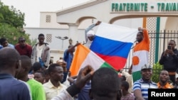 "Abaixo a França, viva a Rússia!", slogan entoado durante manifestação após golpe no Níger