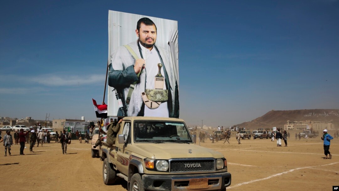 Borci Huta nose poster sa likom lidera pokreta Huti, Abdelom Malekom al-Hutijem, tokom mitinga podrške za Palestince u Gazi i protiv vazdušnih udara predvođenih SAD na Jemen, u Sani, Jemen, 29. januara 2024.