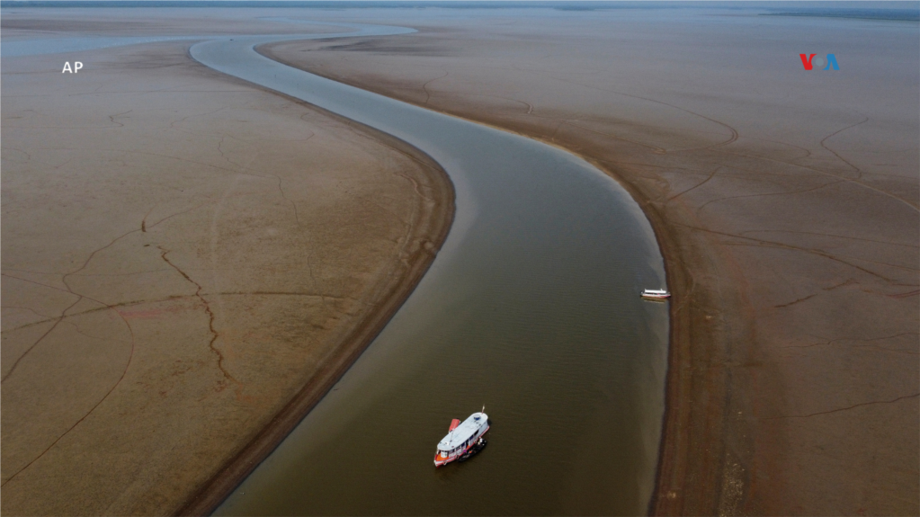  Un ferri navega por una zona severamente afectada por la sequía en el río Amazonas, cerca de Manacapuru, Brasil, el 27 de septiembre de 2023.   