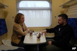 烏克蘭總統澤連斯基在前往基輔的火車上接受美聯社記者的採訪。（2023年3月28日）