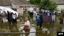 Фото 10 червня 2023 року. Місцевий мешканець Миколаївської області в своїй оселі, затопленій після підриву Каховської ГЕС.