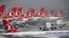 Sejumlah pesawat milik maskapai Turkish Airlines terparkir di Bandara Internasional Ataturk, di Istanbul, pada 5 April 2019. (Foto: AP/Lefteris Pitarakis)