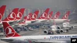 Sejumlah pesawat milik maskapai Turkish Airlines terparkir di Bandara Internasional Ataturk, di Istanbul, pada 5 April 2019. (Foto: AP/Lefteris Pitarakis)