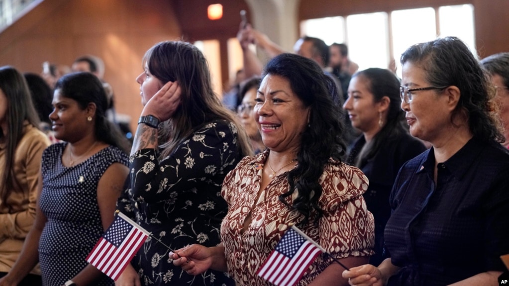 资料照片：来自20多个国家的女性参加在德克萨斯州圣安东尼奥举行的入籍仪式。(2024年3月8日)(photo:VOA)