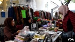 Stan pernak-pernik dan pakaian di bazar Ramadan masjid Indonesia At Thohir di Los Angeles, California (dok: VOA)
