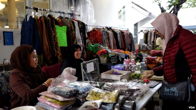 Stan pernak-pernik dan pakaian di bazar Ramadan masjid Indonesia At Thohir di Los Angeles, California (dok: VOA)
