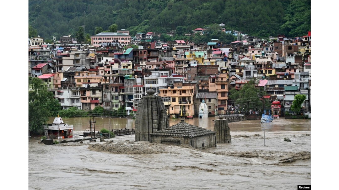 Kuil di Mandi di negara bagian utara Himachal Pradesh, India, terendam banjir saat sungai Beas meluap akibat hujan lebat 10 Juli 2023. (REUTERS/Stringer)