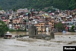 Kuil di Mandi di negara bagian utara Himachal Pradesh, India, terendam banjir saat sungai Beas meluap akibat hujan lebat 10 Juli 2023. (REUTERS/Stringer)