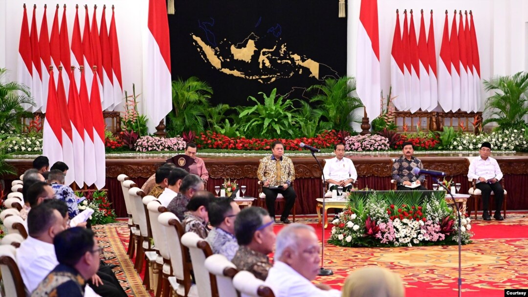 Presiden Jokowi dalam Sidang Kabinet Paripurna, di Istana Kepresidenan Jakarta, Senin (26/2) mengatakan pemerintah mulai mempersiapkan pembahasan program unggulan Presiden dan wakil Presiden terpilih di Pilpres 2024 dalam RAPBN 2025 (biro Setpres)