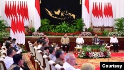 Presiden Jokowi dalam Sidang Kabinet Paripurna, di Istana Kepresidenan Jakarta, Senin (26/2) mengatakan pemerintah mulai mempersiapkan pembahasan program unggulan Presiden dan wakil Presiden terpilih di Pilpres 2024 dalam RAPBN 2025 (biro Setpres)