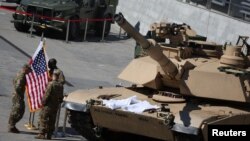 ပိုလန်နိုင်ငံမှာပြုလုပ်ခဲ့တဲ့ နိုင်ငံတကာ ကာကွယ်ရေးလက်နက်ထုတ်ကုန်ပြပွဲမှာတွေ့ရတဲ့ အမေရိကန်တင့်ကား M1 Abrams (စက်တင်ဘာ ၅၊ ၂၀၂၂)