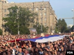 Učesnici petog protesta "Srbija protiv nasilja" ispred Narodne skupštine u Beogradu, 3. juna 2023. (Foto: VOA/Jovana Đurović)