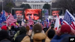 Прихильники Дональда Трампа під час маршу на Капітолій 6 січня 2021 року. Фото з архіву: AP/John Minchillo 