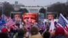 Pristalice tadašnjeg predsjednika Donalda Trumpa okupljaju se u Washingtonu, 6. januara 2021., s Trumpovom slikom prikazanom na megatronima.