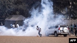 Waandamanaji wakikimbia mabomu ya kutoa machozi huko Dakar February 16, 2024. Picha na JOHN WESSELS / AFP