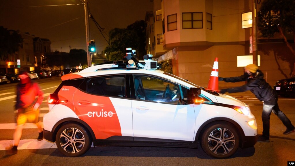 在加利福尼亚州旧金山，一群由反汽车活动人士组成的SafeStreetRebel成员在一辆自动驾驶机器人出租车上放置锥形筒，使其瘫痪。（资料照片，2023年7月11日）(photo:VOA)