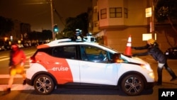 在加州三藩市，一群由反汽車活動人士組成的SafeStreetRebel成員在一輛自動駕駛機器人計程車上放置錐形筒，使其癱瘓。 （資料照片，2023年7月11日）