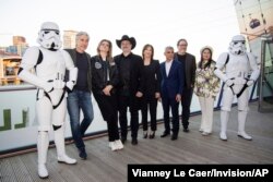 Tony Gilroy, Leslie Headland, Dave Filoni, Kathleen Kennedy, walikota London Sadiq Khan, Jon Favreau dan Sharmeen Obaid Chinoy (Invision/AP)