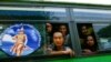 Para tahanan duduk di dalam bus selama pembebasan mereka dari penjara Insein untuk merayakan Tahun Baru Budha, di Yangon, 17 April 2024. (AFP)