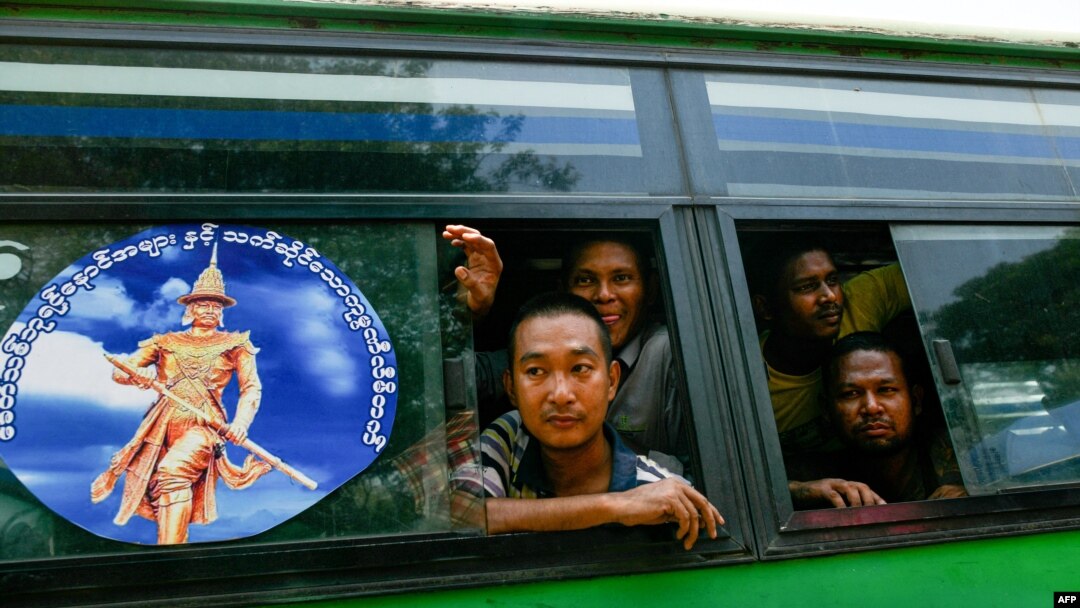Para tahanan duduk di dalam bus selama pembebasan mereka dari penjara Insein untuk merayakan Tahun Baru Budha, di Yangon, 17 April 2024. (AFP)