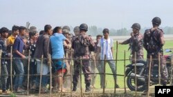 ဘင်္ဂလားဒေ့ရှ်ဘက် ထွက်ပြေးသွားတဲ့ မြန်မာနယ်ခြားစောင့်တပ်ဖွဲ့ဝင်တခုကို ဘင်္ဂလားဒေ့ရှ် နယ်ခြားစောင့်တပ်က ဖမ်းဆီးနေစဥ်။ (ဖေဖော်ဝါရီ ၆၊ ၂၀၂၄)