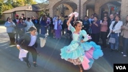 Los hermanos Sebastián y Juliana, de padres peruano y colombiano, bailan el típico baile insignia del Perú, la marinera norteña.