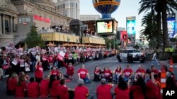 Anggota Serikat Pekerja Kuliner memblokir lalu lintas di sepanjang Strip, Rabu, 25 Oktober 2023, di Las Vegas. (AP/John Locher)